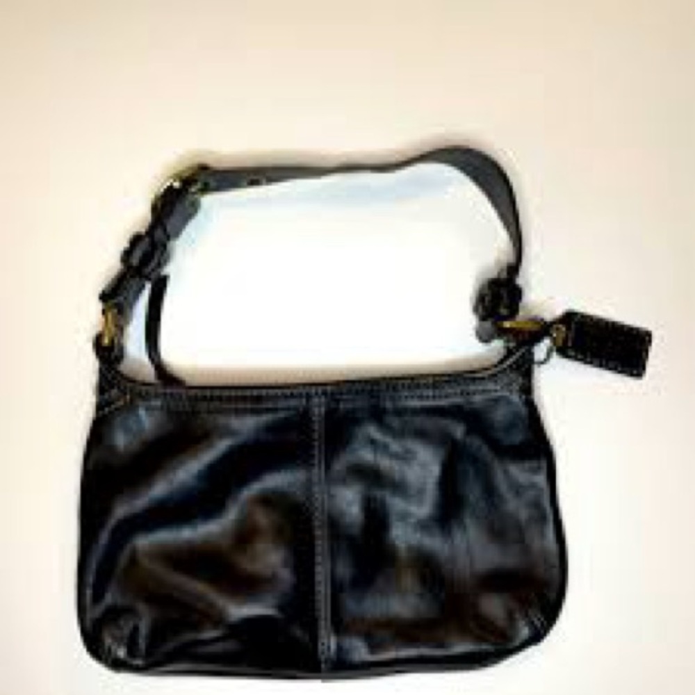 Coach Black Leather Shoulder Bag with Sleek Design